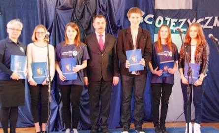 Mirosław Ślifirczyk, starosta radomski wręczył najlepszym uczniom iłżeckiego liceum stypendia Starosty Radomskiego.