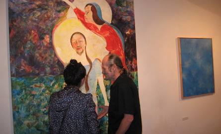 Jeden z najbardziej znanych obrazów Jerzego Czuraja poświęcony zmarłemu Piotrowi Mitanowi ”Czekając na sprawiedliwość” ogląda artysta, Leszek Kwiatk