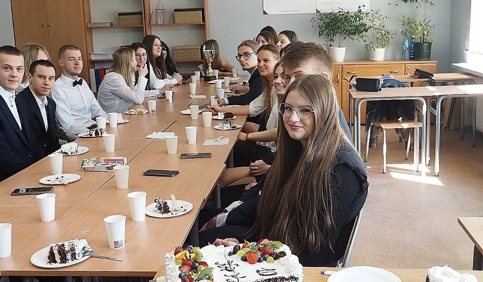 Film do artykułu: Tort dla maturzystów XX Liceum Ogólnokształcącego - na osłodę pożegnania... FILM ZDJĘCIA