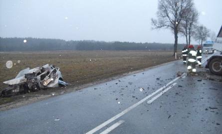 Wypadek w gminie Małogoszcz. W zderzeniu osobówki i ciężarówki zginął mężczyzna 