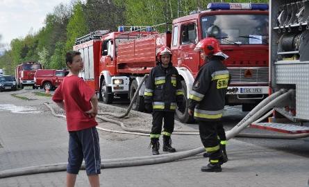 W gaszeniu pożaru hali ze skuterami, motorowerami i quadami przy ulicy Młodzawy w Skarżysku brało udział dziewięć strażackich zastępów. - To było piekło