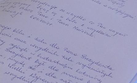 Mieszkańcy piszą w księdze o swoich osobistych odczuciach związanych ze stratą prezydenckiej pary i innych wybitnych Polaków.
