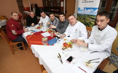 Zawodnicy PGE Vive Kielce w Zespole Szkół Przemysłu Spożywczego zajadali bałkańskie przysmaki