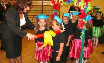 Dyrektor Małgorzata Kalinka pasuje pierwszaków na uczniów szkoły.