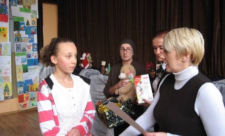 Zuzanna Matysiak ze szkoły numer 25 otrzymała I nagrodę w grupie szkół podstawowych. Wręcza ją dyrektor Anna Sadal