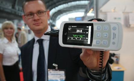 Osobisty monitor tlenu to przyrząd ułatwiający opiekę medyczną i ratownictwo. Taki oksymetr z nowej rodziny urządzeń kosztuje 2400 złotych.