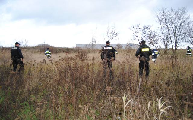 Powidz - Osiedle: W zagajnik znaleziono ciało kobiety, której poszukiwano od środy [ZDJĘCIA]