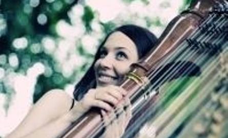 Maria Lewandowska zagra na harfie