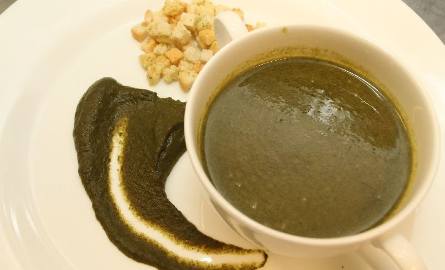Dwie wariacje na temat szpinaku – zupa krem Konrada Marcisza i flan Piotra Sabali.