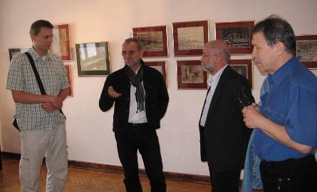 O rysunkach Tadeusza Kulisiewicza dyskutowali artyści: Stanisław Zbigniew Kamieński- z prawej i Andrzej Markiewicz - drugi z lewej