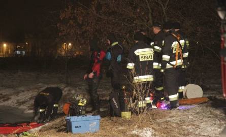 Strażacy i płetwonurkowie przeszukują miejsce zdarzenia w poszukiwaniu ciała drugiej dziewczynki
