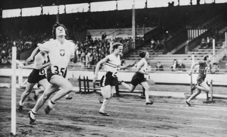 Sierpień 1944. IV Światowe Igrzyska Kobiet w Londynie. Bieg na 60 metrów kobiet. Widoczna m.in. Stanisława Walasiewiczówna (biegnie z lewej). [4]
