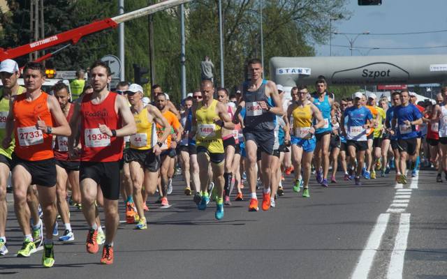 Bieg 10 km Szpot Swarzędz 2018: Tysiące biegaczy na ulicach Swarzędza. Tylko Krzysztof Hadas przebił się przez plejadę Ukraińców [ZDJĘCIA]
