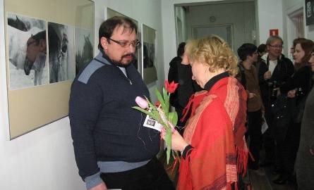 Ewa Kutyła dyskutuje o fotografii z księdzem Arkadiuszem Bieńkiem