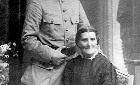 Józef Kierzkowski, hallerczyk, w 1919 roku sfotografował się z babcią w Inowrocławiu. To zdjęcie wystawiono przed sklepem