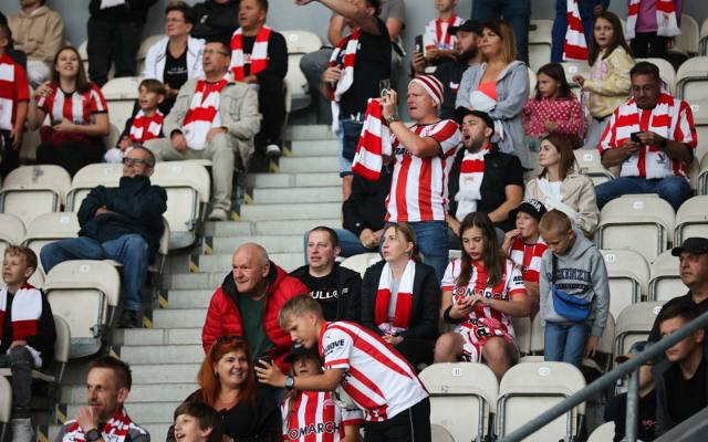 Kibice Cracovii dopingowali zespół w meczu z Widzewem Łódź. Ogień na trybunach. Zdjęcia