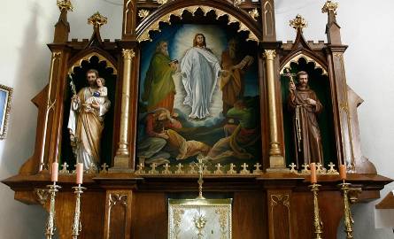 W cerkwi znajduje się neogotycki ołtarz ze współczesnym obrazem Przemienienia Pańskiego wstawiony w latach siedemdziesiątych XX wieku.