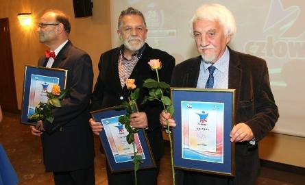 Krzysztof Burek - pierwszy z prawej, został doceniony za działalność wyróżnieniem w kategorii wojewódzkiej Kultura.