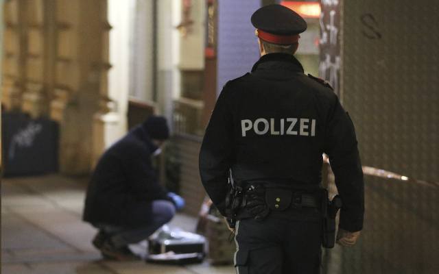 Austria: Dwa ataki nożownika w Wiedniu. Trzy osoby ciężko ranne. Trwa obława