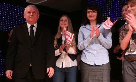 Jarosław Kaczyński, prezes Prawa i Sprawiedliwości w wyborczą niedzielę odwiedził Radom. Patrząc na tło jego wystąpienia w klubie Strefa G 2 domyślamy