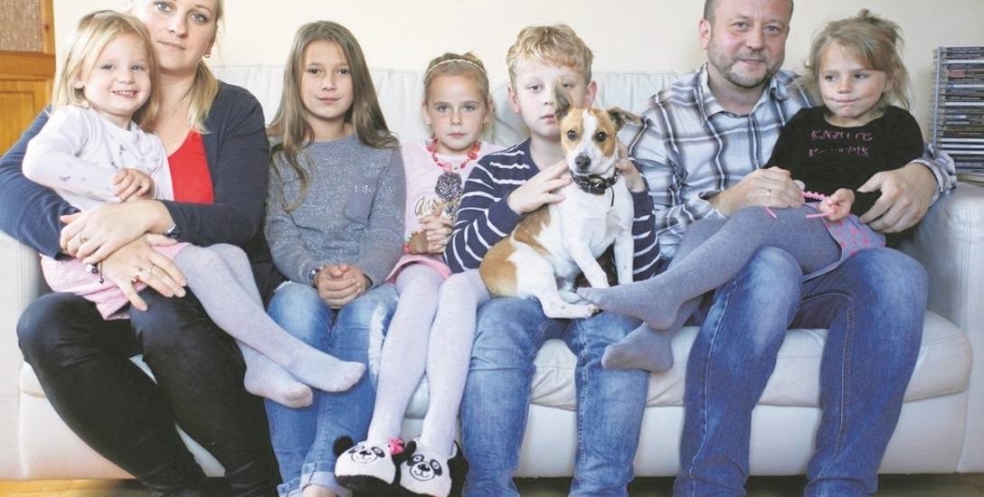Anna i Dariusz Prusak z Limanowej mają 11-letniego synka Karolka. Od pięciu lat tworzą rodzinę zastępczą dla czterech dziewczynek: Oli (10 lat), Aldonki