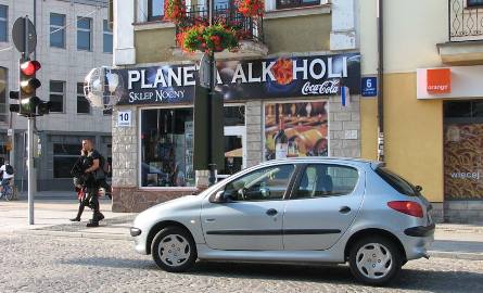 Lipowa: Parkowanie przed sygnalizacją na awaryjnych i na zakazie (zdjęcia)