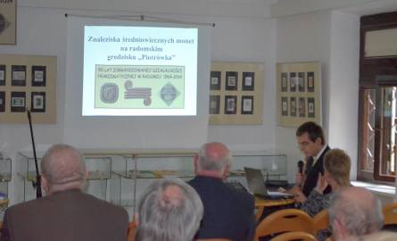 Wojciech Dębski mówił na temat znalezisk średniowiecznych monet na radomskim grodzisku Piotrówka.