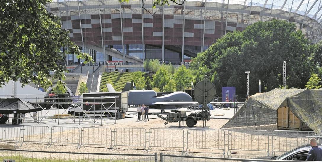 Szczyt NATO w stolicy zabezpieczać będzie ok. 6 tys. policjantów. Wokół Stadionu Narodowego (na zdjęciu z wczoraj) stanie 2,5-metrowy płot o długości