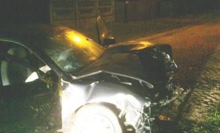 Wypadek w Prostkach. Audi uderzyło w betonowy filar [FOTO]
