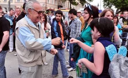 Sławomir Budrewicz (z lewej), który akurat przechodził ulicą Żeromskiego, przybił ze studentkami „żółwika”.