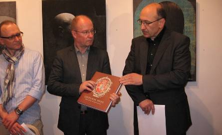 Profesorowie Audrius Klimas( z lewej)  i Jonas  Audejaitisa, przywieśli cenne wydawnictwo historyczne.