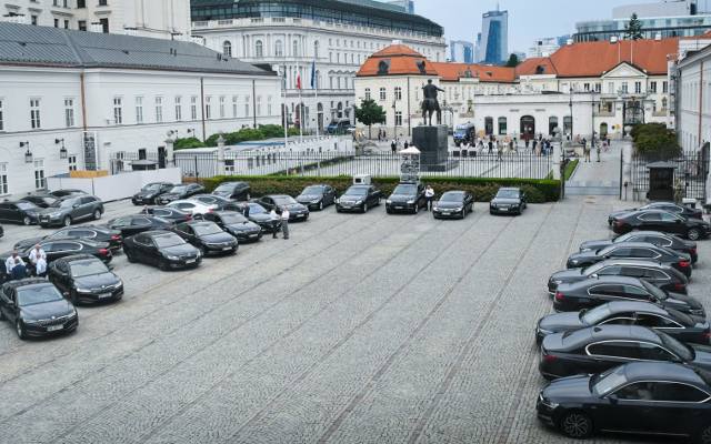 Rząd chce zamówić 77 nowych samochodów. Rozpisano przetarg w tej sprawie