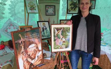 Anna Zasuwa, mieszkanka Modliborzyc zaprezentowała swoje dzieła - obrazy i obrusy tkane haftem krzyżykowym.