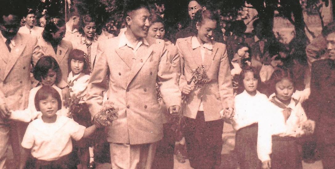 Lwówek Śląski (lata 50.). W jednej z uroczystości państwowych biorą udział także Koreańczycy z ośrodka w Płakowicach