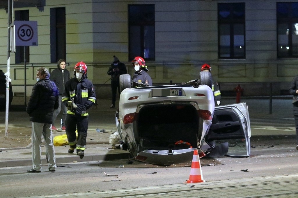 Groźny wypadek na Grabiszyńskiej. Mazda na dachu, mercedes