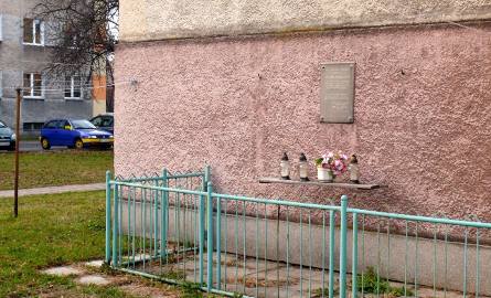 Tablica pamiątkowa na ścianie bloku, gdzie w pobliżu zginął Zbigniew Tokarczyk.