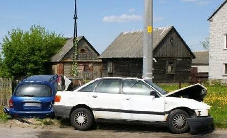 Audi vs hyundai lantra. Wynik? Zniszczone auta i płot. (zdjęcia)