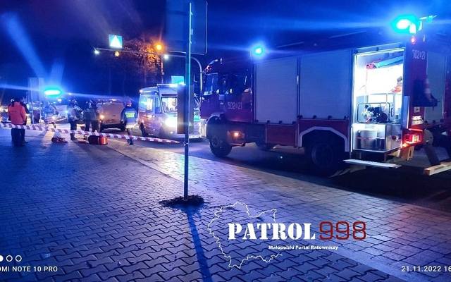 Samochód osobowy potrącił nastolatkę w Jaroszowcu. Dziewczyna jest w ciężkim stanie. Na miejscu lądowało Lotnicze Pogotowie Ratunkowe