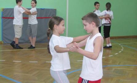 Uczniowie Zespołu Szkół w Leszczydole Nowinach chętnie angażują się w działalność Zespołu Pieśni i Tańca 