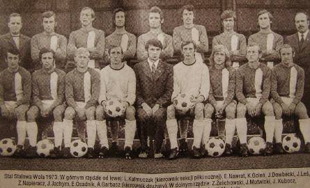 Zespół Stali, który wywalczył historyczny awans do dawnej drugiej ligi. Zbigniew Żelichowski siedzi pierwszy z lewej.