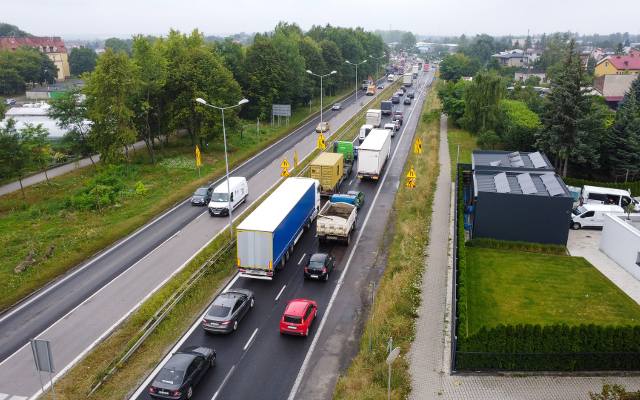 Wielkie korki w Olkuszu. Stoi droga z Krakowa na Śląsk. Trwają przygotowania do zamknięcia południowej części DK 94. Zobacz zdjęcia