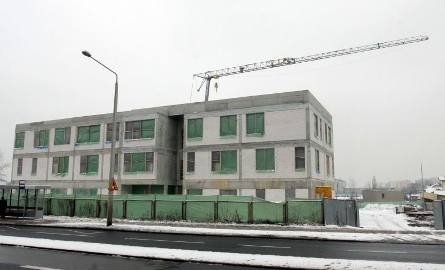 Pełną parą idą prace na placu budowy radomskiego oddziału Urzędu Dozoru Technicznego. Siedziba powstaje przy ulicy 11 Listopada w sąsiedztwie liceum
