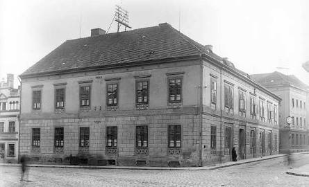 W tym budynku przy pl. Pocztowym po raz pierwszy w 1909 r. pokazano eksponaty muzealne