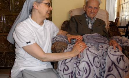 Czesław Szachnitowski - honorowy obywatel Grudziądza, obchodzący 101. urodziny. Na zdjęciu: w domu, ze swoją córką, Kwiryną - misjonarką Maryi, przełożoną