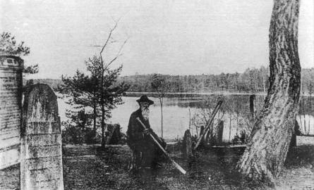 Widok cmentarza przed 1914 r. Dziś zniszczony, tylko z kilkunastu stojącymi macewami jest dobrze widoczny z szosy. Widok na jezioro przysłania las.