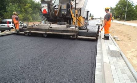 Drogowcy układają asfalt na Łódzkiej. W lipcu pojedziemy nową jezdnią