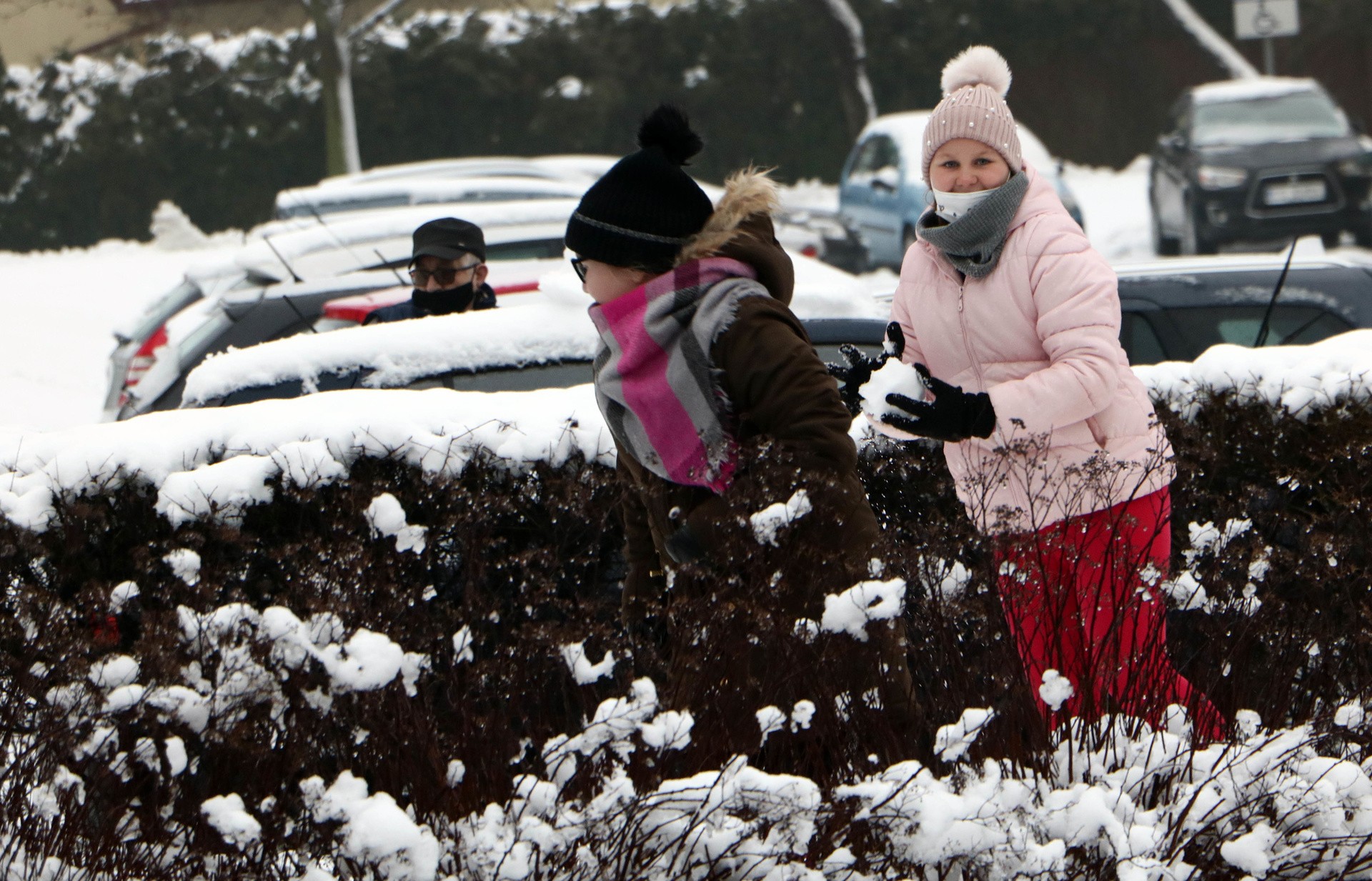 Grudziądz. Jazda na sankach, rzucanie śnieżkami, lepienie bałwana