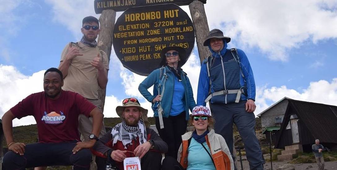 Maciej Fortuniak (z herbem Bledzewa w dłoniach) Kilimandżaro zdobył razem z czworgiem przyjaciół. W sześciodniowej wyprawie na szczyt towarzyszyli im