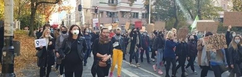 Strajk kobiet w Łodzi! Tysiące osób wzięły udział w przemarszu ulicami miasta. Protest 28 października