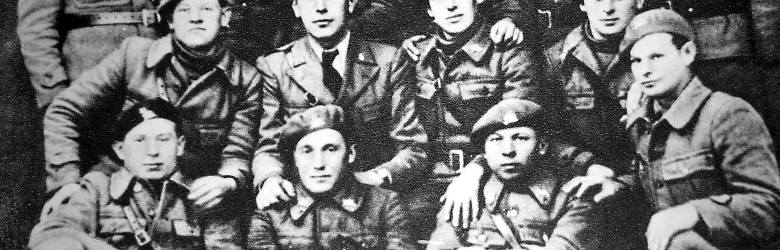 Absolwenci kursu oficerskiego przeprowadzonego przez sowieckich instruktorów. W środkowym rzędzie, pierwszy z lewej, Antoni Chrost.